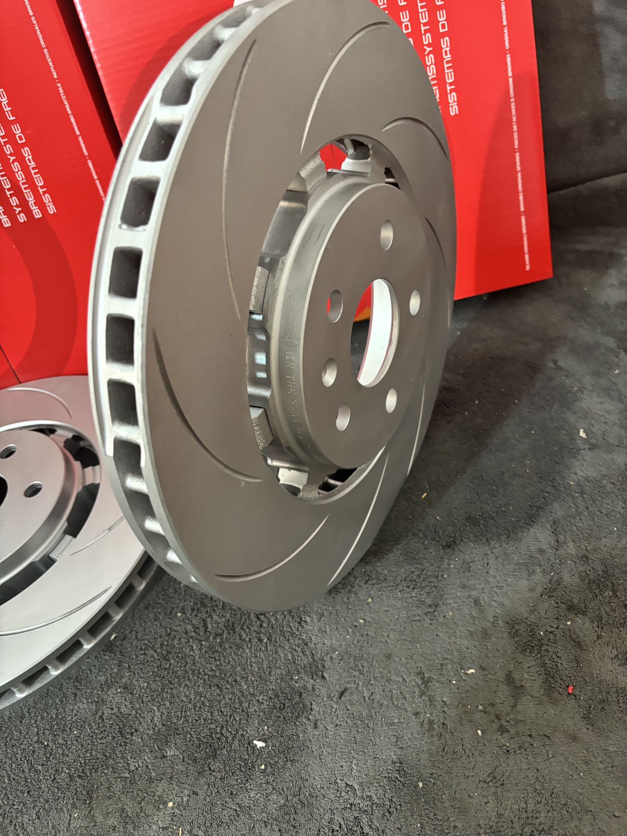 Pair of VE-VF Brembo Front CTS-V 370mm Slotted Rotors - 25851237